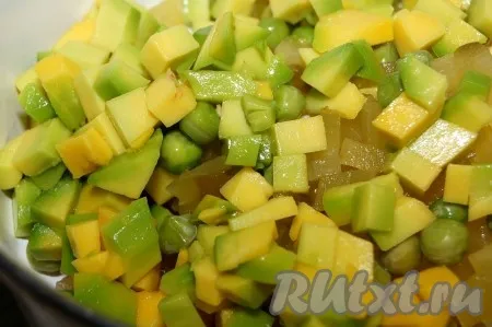 Авокадо очистить от кожицы, вытащить косточку, нарезать мелким кубиком и добавить к салату.