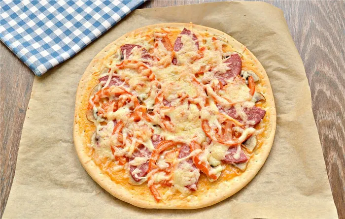 Фото рецепта - Пицца с грибами, колбасой и помидором на готовой основе - шаг 6