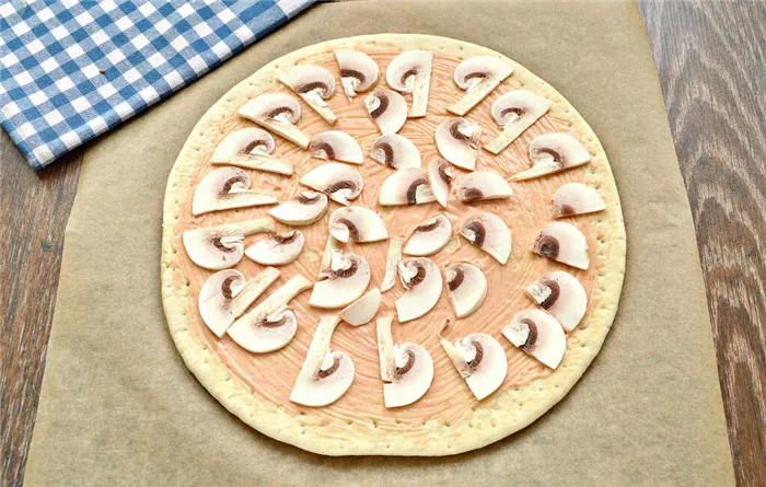 Фото рецепта - Пицца с грибами, колбасой и помидором на готовой основе - шаг 2