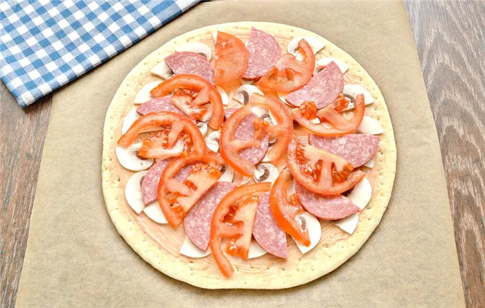 Фото рецепта - Пицца с грибами, колбасой и помидором на готовой основе - шаг 4