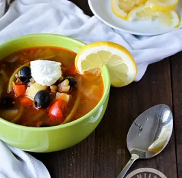 Суп с чечевицей и оливками