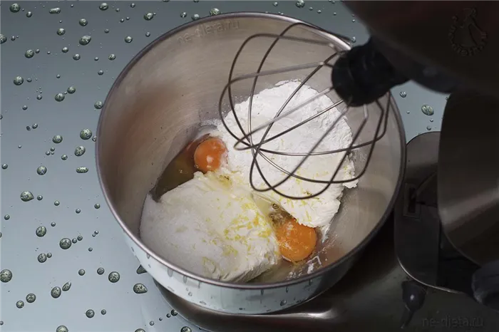 В миску выложить творог, яйца, сахар, крахмал, разрыхлитель, сок и цедру лимона
