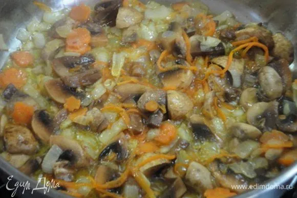 Морковь и лук обжарить в масле. Когда пассеровка зарумянится, добавить грибы, специи, быстро обжарить.