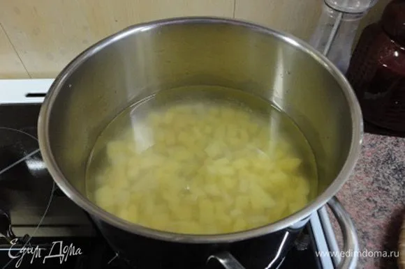 Очищенный и нарезанный кубиками картофель залить холодной водой и поставить вариться до готовности, минут 15.