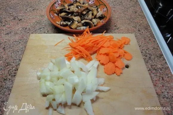 Лук и грибы нарезать кубиками, морковь нашинковать или нарезать цветочками.