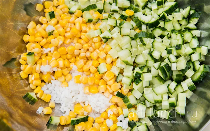 крабовый салат с кукурузой, огурцом и рисом