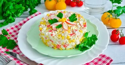 Салат с крабовыми палочками рисом и яйцом