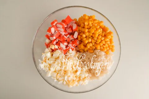 Классический крабовый салат с кукурузой, яйцом и рисом. Шаг 8