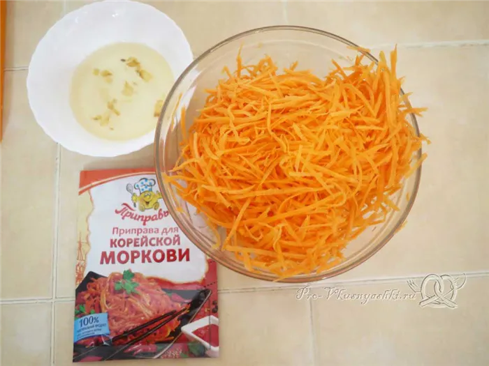 Рулет из лаваша с корейской морковью, капустой и курицей - маринуем морковь