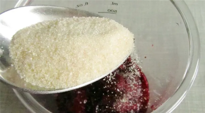 Смешиваем ягоды с сахаром для приготовления сиропа