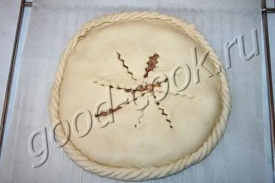полузакрытый пирог с сушеными яблоками