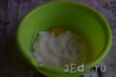 К маслу и яйцу всыпаем сахар и перемешиваем ингредиенты при помощи вилки. 