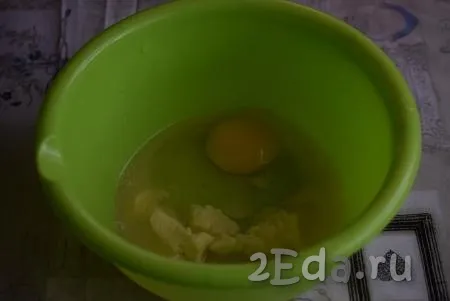 Для приготовления теста в миску кладем размягченное сливочное масло, добавляем яйцо.