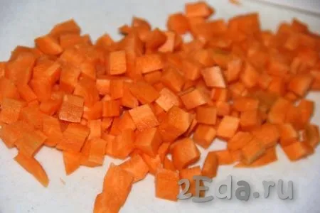 Очищенную морковку нарезать на мелкие кубики (можно натереть на крупной тёрке).