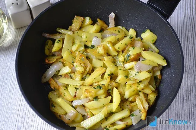 Готовая жареная картошка с салом на сковороде