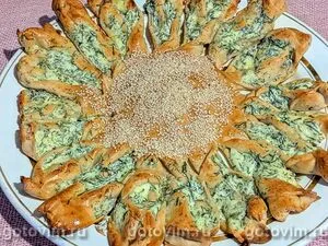 Пирог «Цветок» из готового слоеного теста с сыром и зеленью