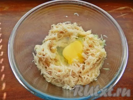 В получившуюся массу добавить яйцо и 300 грамм очищенного картофеля, натёртого на средней тёрке, перемешать, посолить и поперчить по вкусу.