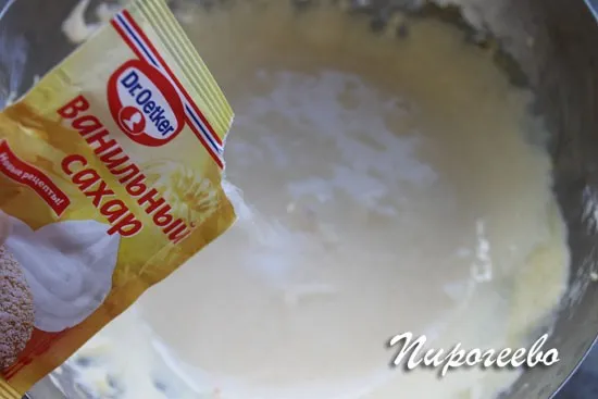 Добавляем ванильный сахар в тесто