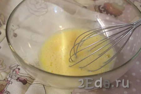 Яйца вбить в достаточно глубокую миску. Взбить яйца венчиком в пену.