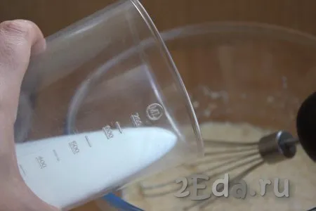 В миску с яично-масляной смесью влить молоко, снова перемешать.