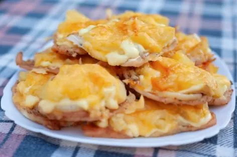 Отбивные из индейки с ананасами и сыром в духовке