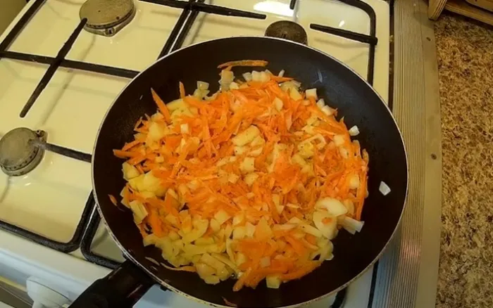 Жарим лук и морковь для печени царской 