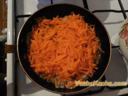 морковь с фаршем на сковороде