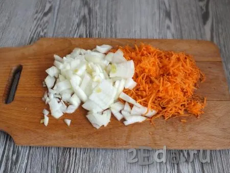 Лук и морковь вымойте, очистите. Морковку натрите на средней тёрке. Лук нарежьте на средние кубики. В сковороде разогрейте 4 столовые ложки растительного масла, убавьте огонь до среднего, выложите морковку с луком и обжарьте, помешивая, до полуготовности (в течение 3-5 минут). 