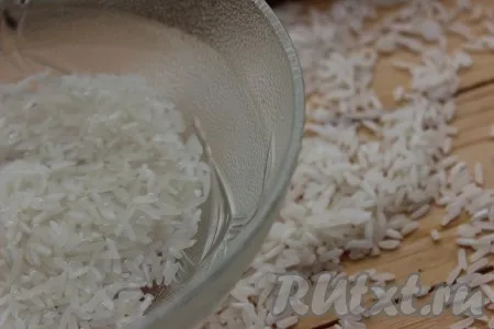 Хорошо промыть рис под проточной водой до тех пор, пока вода не станет прозрачной. Затем залить кипятком, полностью покрывая рис, и оставить на 20 минут. Далее отбросить на дуршлаг и оставить на некоторое время, чтобы стекла вода. 