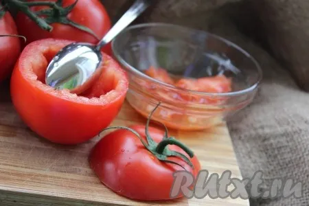 С помощью чайной ложки вынуть из каждого помидора мякоть. Мякоть от помидора можно не выбрасывать, а приготовить соус для пиццы. 