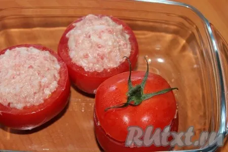 Готовые фаршированные помидоры поместить в жаропрочную форму, накрыть 