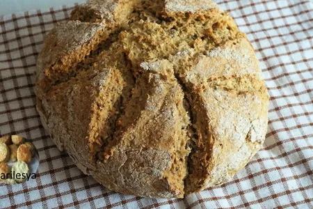 Фото к рецепту: Хлеб без дрожжей на сыворотке за 40 минут
