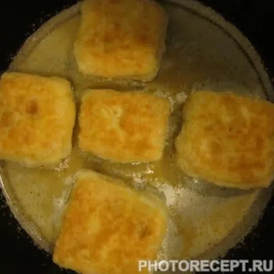 Фото рецепта - Жареные слойки с колбасой и сыром - шаг 4