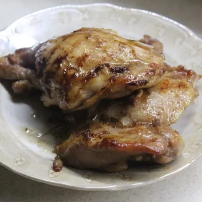Куриные стейки в соево-имбирном соусе на сковороде-гриль - рецепт с фото