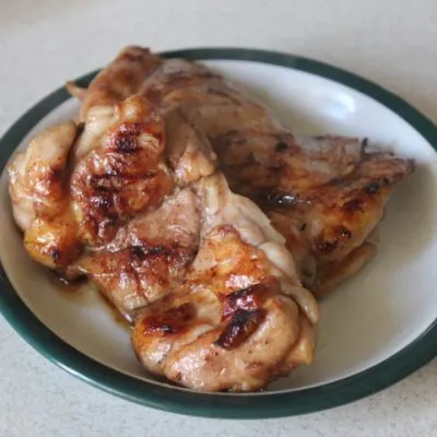 Куриные стейки в чесночной заправке - рецепт с фото