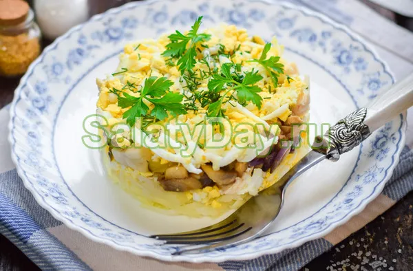 Салат с грибами, курицей и яйцами