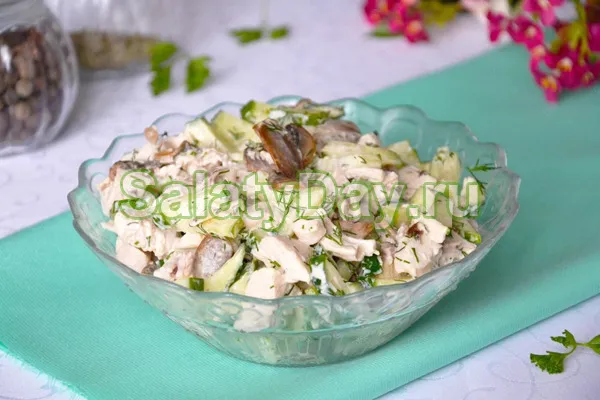 Освежающий салат с огурцами, курицей и сыром