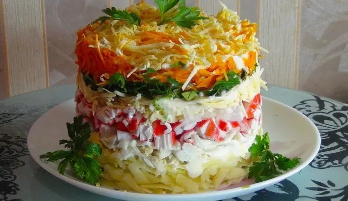 Салат крабовые палочки, помидоры, сыр, чеснок: просто праздник