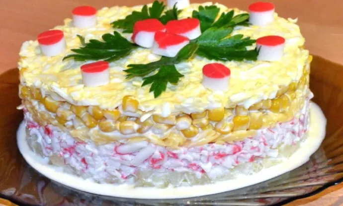 Салат крабовые палочки, помидоры, сыр, чеснок: просто праздник