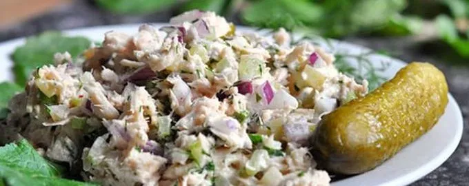Рецепт салата из консервированного тунца с соленым огурцом