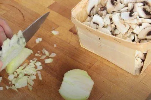 Жульен с курицей грибами и сливками - пошаговый рецепт