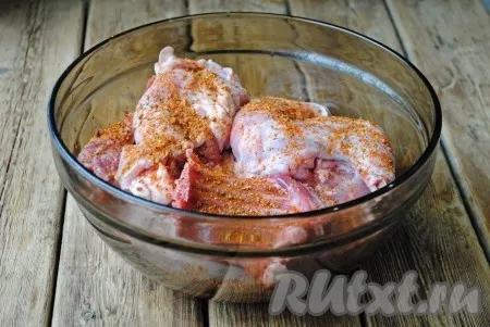 Посолить по вкусу, добавить приправу к мясу, массажными движениями втереть специи в кусочки мяса. 