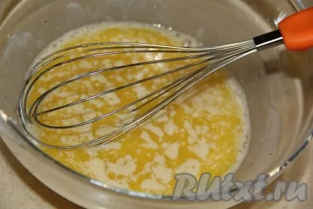 Масло растопить. Негорячее растопленное масло влить в миску с кефирно-яичной смесью, перемешать венчиком. 