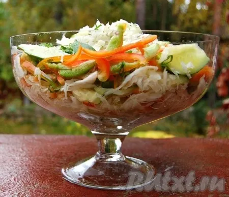Салат из свежей капусты с огурцом, болгарским перцем и уксусом
