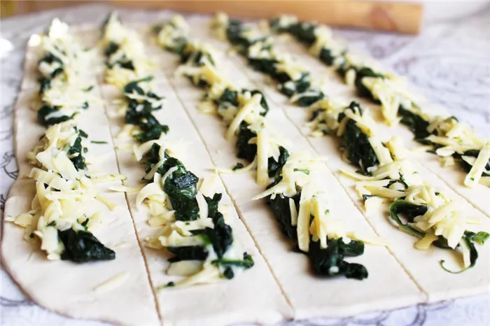 Фото рецепта - Бездрожжевой пирог «Улитка» со шпинатом и сыром - шаг 4