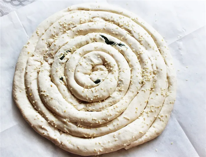 Фото рецепта - Бездрожжевой пирог «Улитка» со шпинатом и сыром - шаг 8