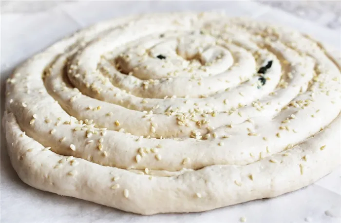 Фото рецепта - Бездрожжевой пирог «Улитка» со шпинатом и сыром - шаг 7
