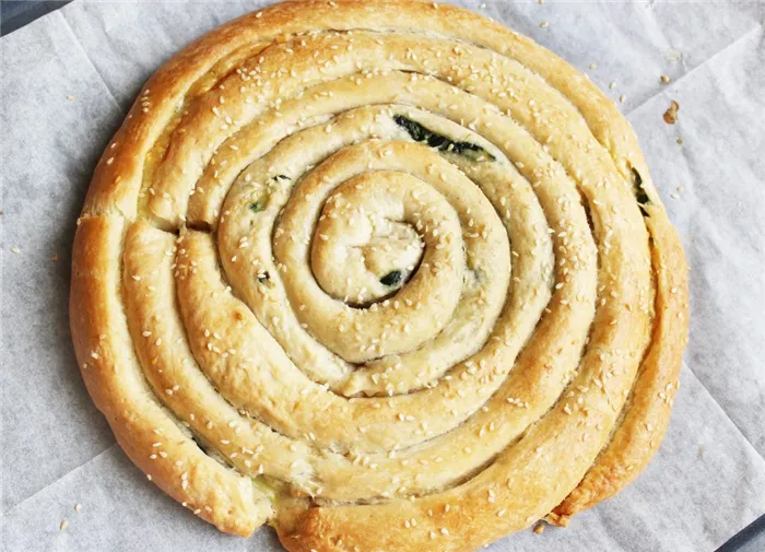 Фото рецепта - Бездрожжевой пирог «Улитка» со шпинатом и сыром - шаг 9