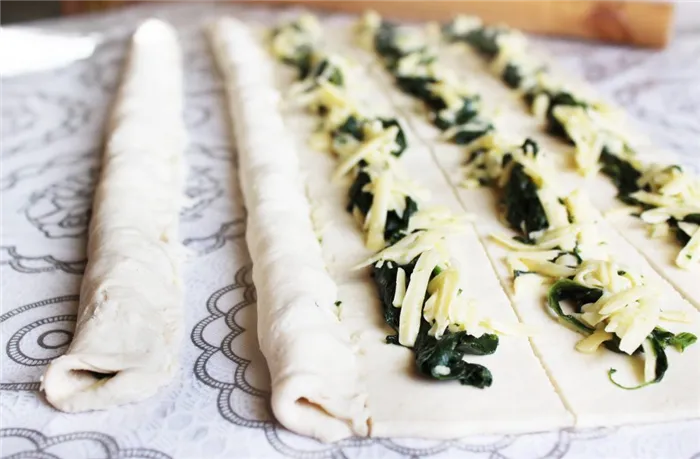 Фото рецепта - Бездрожжевой пирог «Улитка» со шпинатом и сыром - шаг 5