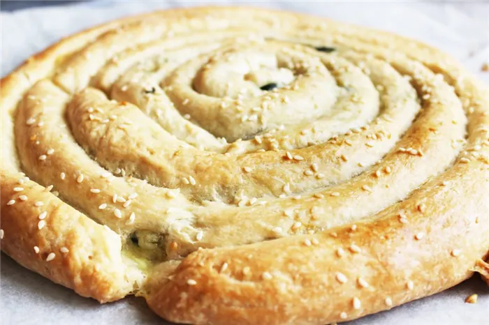 Фото рецепта - Бездрожжевой пирог «Улитка» со шпинатом и сыром - шаг 10